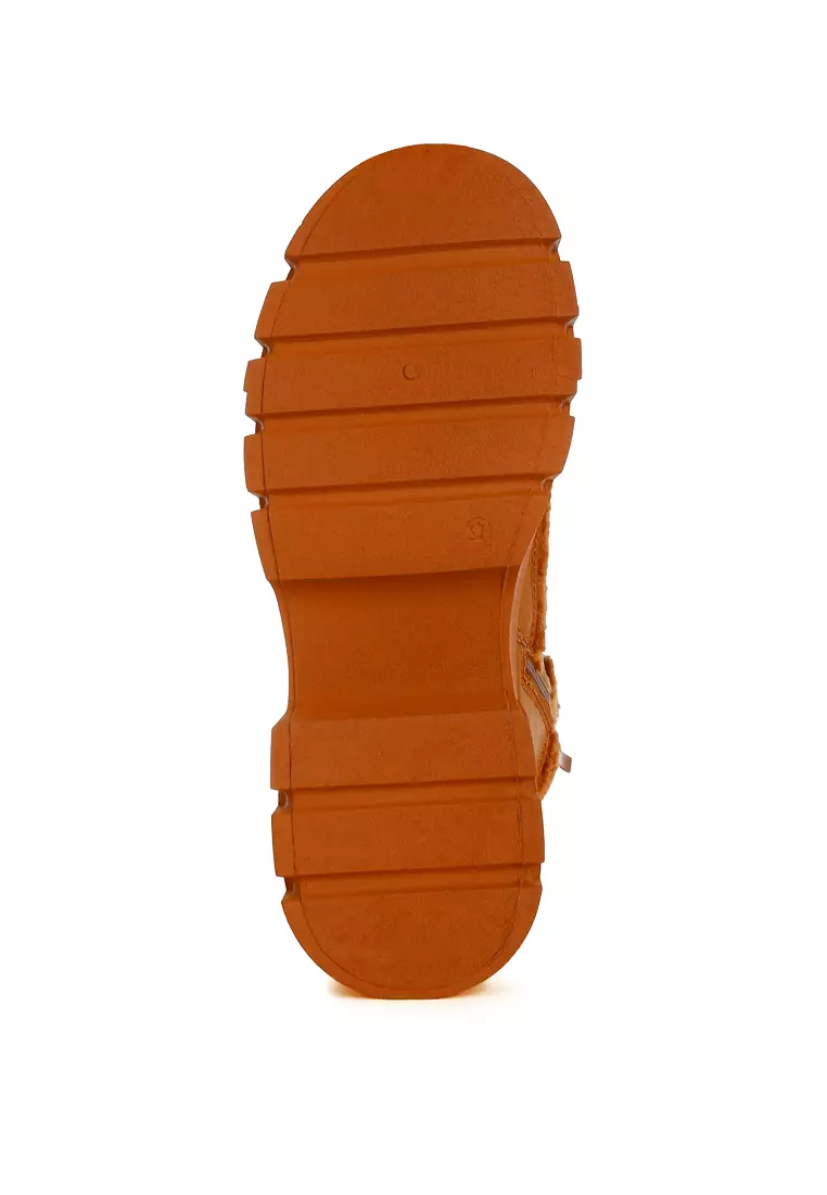 Sepatu bot pendaki tebal dengan detail bulu imitasi warna cokelat