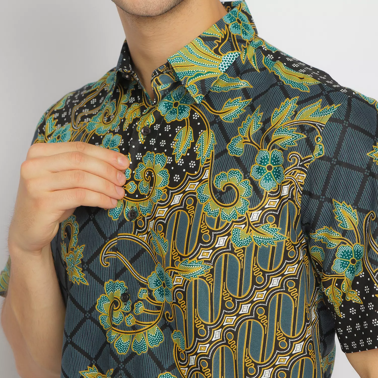 Slimfit Adhara Kemeja Batik Pria Lengan Pendek