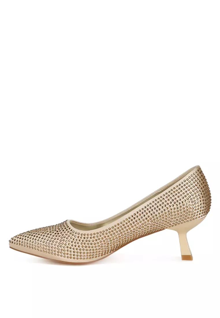 Sepatu hak anak kucing berhiaskan berlian imitasi berwarna emas