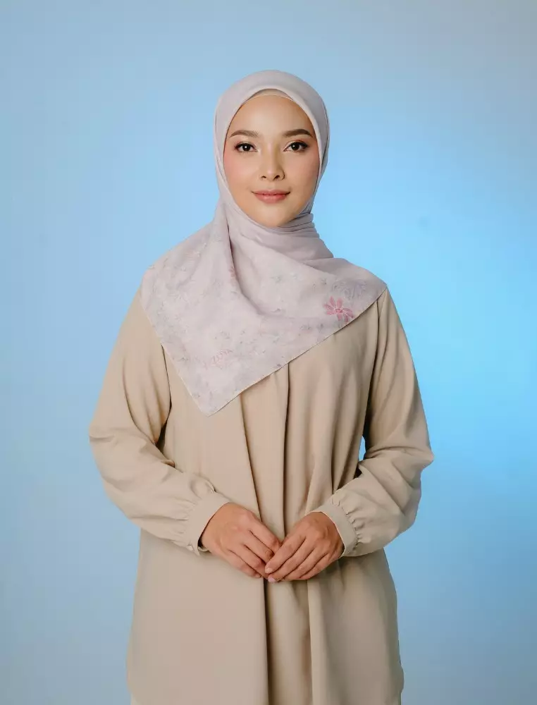 ZANIAH Scarf Cream - Kerudung Hijab Segiempat Motif With Pouch Ziplock - Bahan Poly Fine - Ukuran 110x110