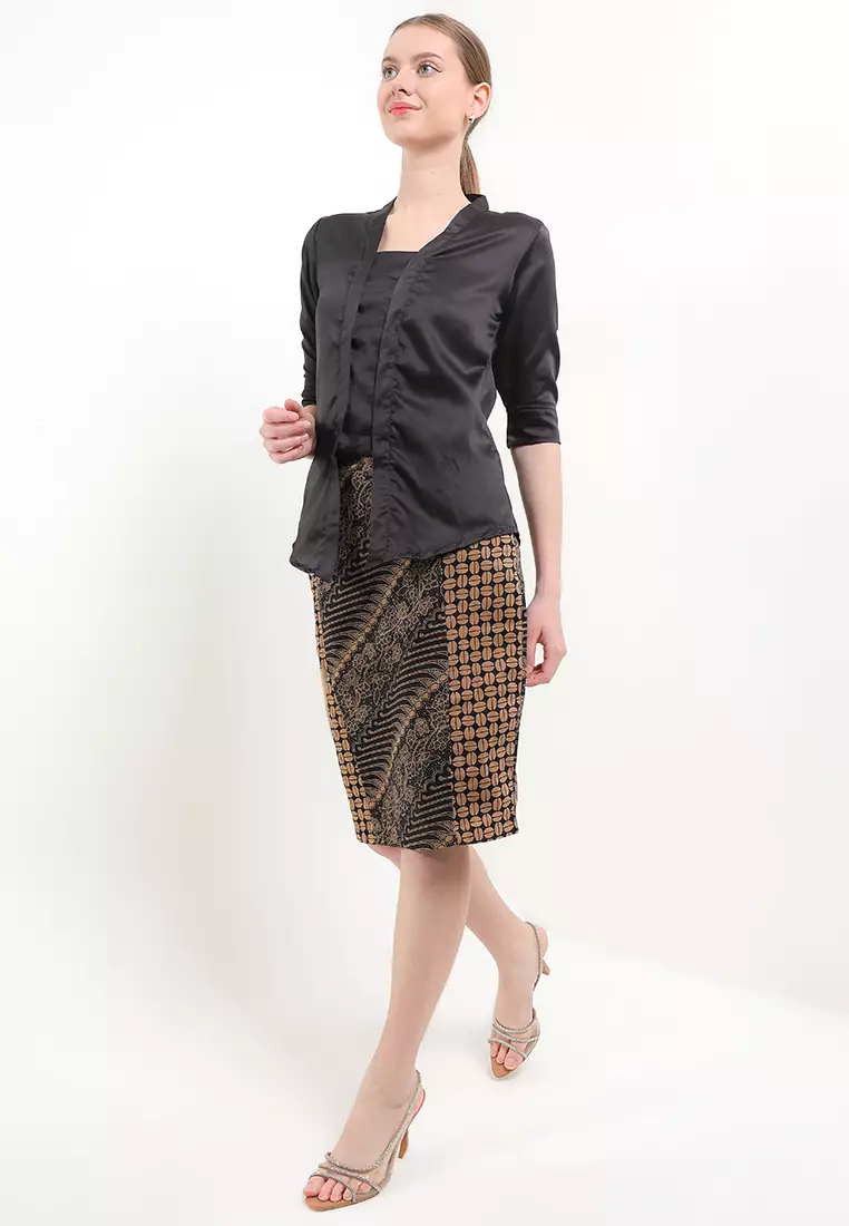 Kebaya Kutu Baru 3/4-Length Sleeve