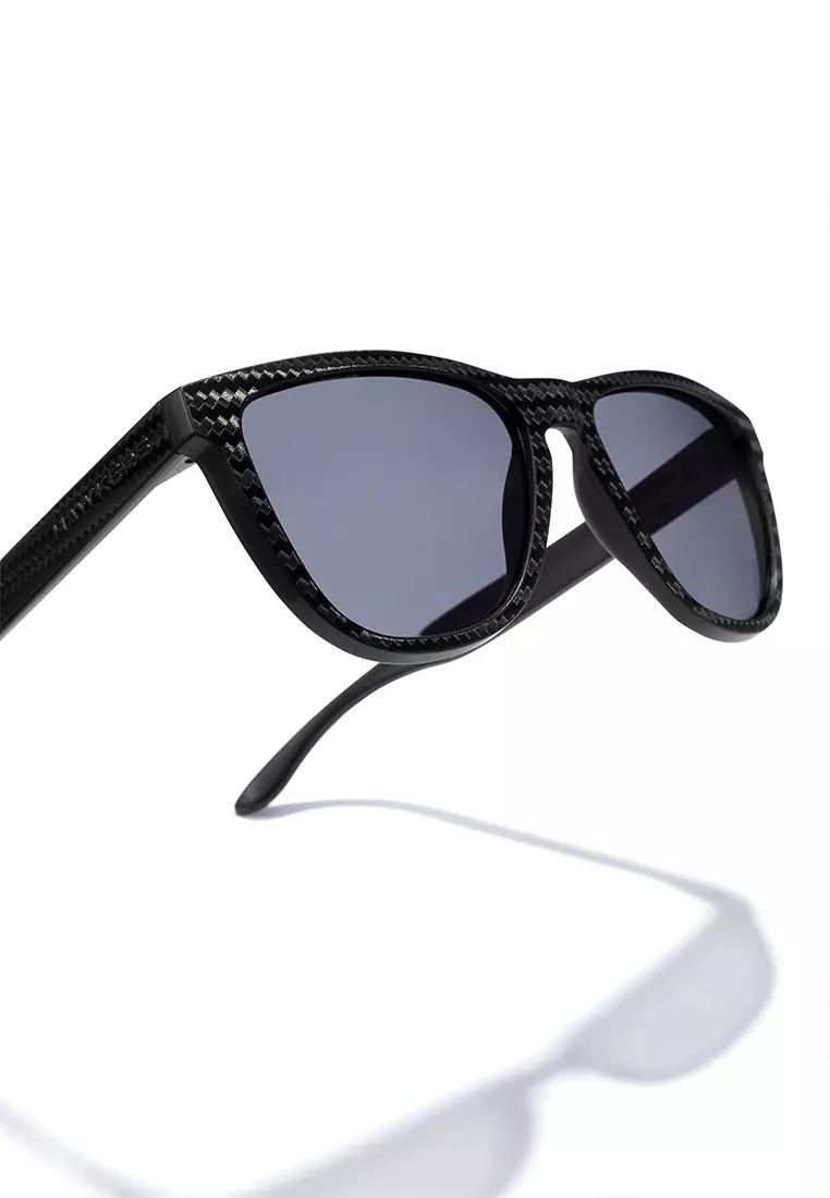 HAWKERS POLARIZED Dark ONE CARBONO RAW. Sunglasses for Men and Women, Unisex. UV400 protection. Official product designed and made in Spain. HONR21NBTP