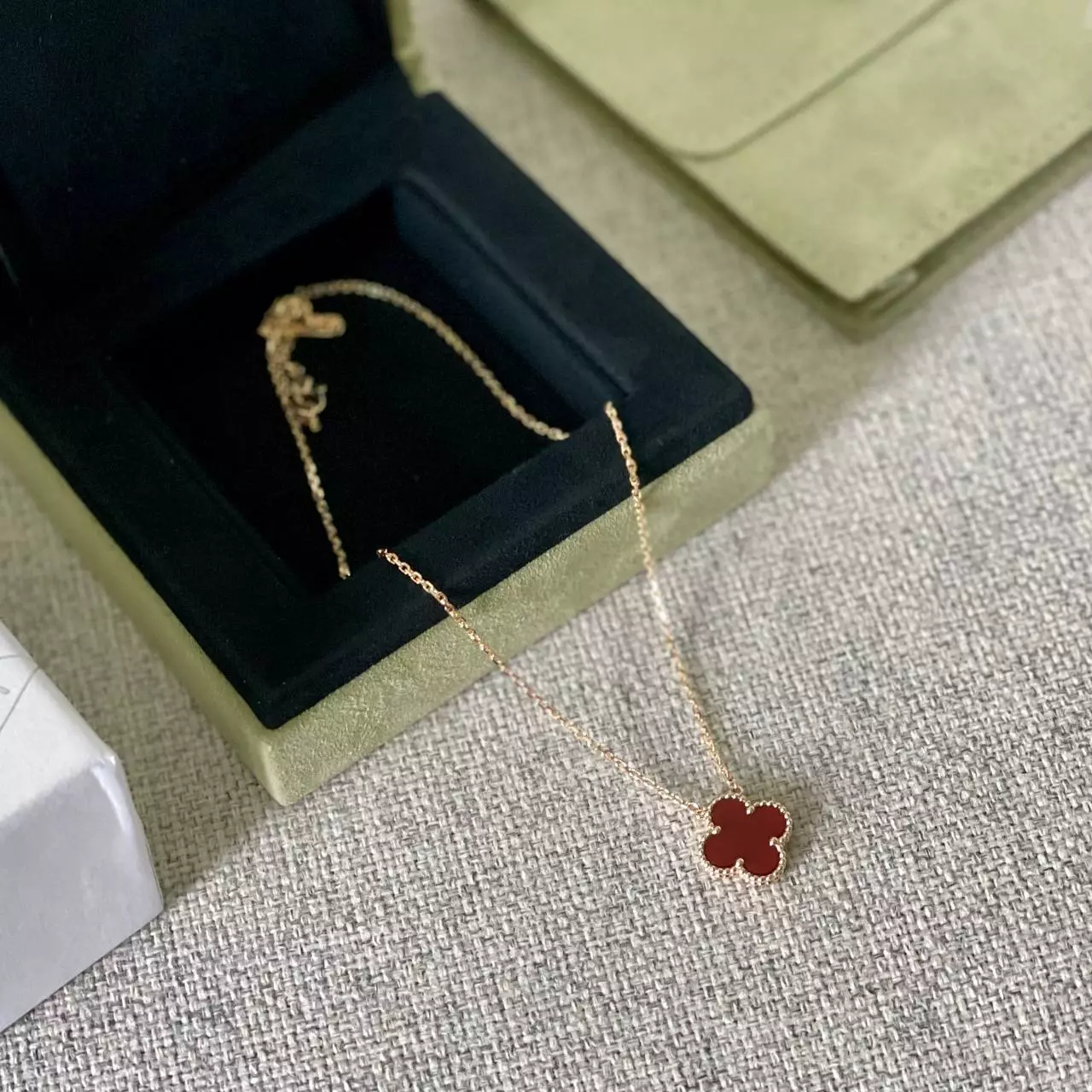 Jual Van Cleef & Arpels Van Cleef & Arpels Vintage Alhambra Pendant 18K Yellow Gold Carnelian