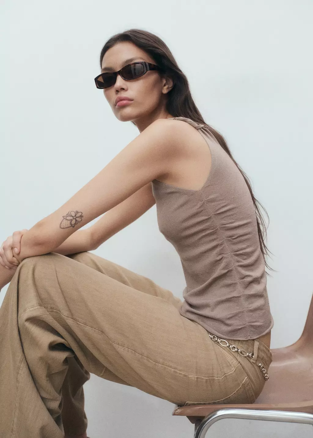 Atasan rajut dengan tali asimetris