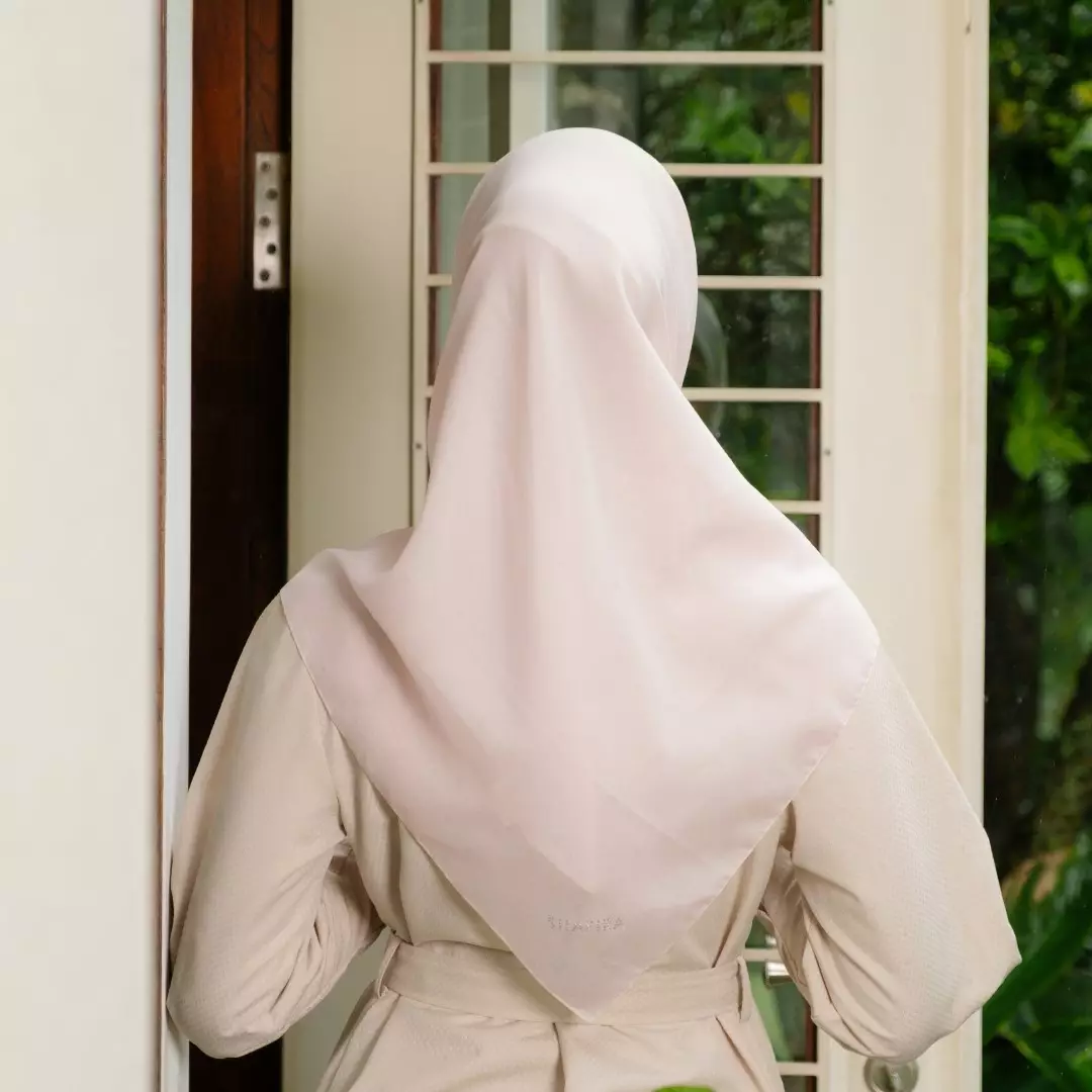 Safiyya Plain Scarf | Hijab | Kerudung | Jilbab Segiempat Ivory