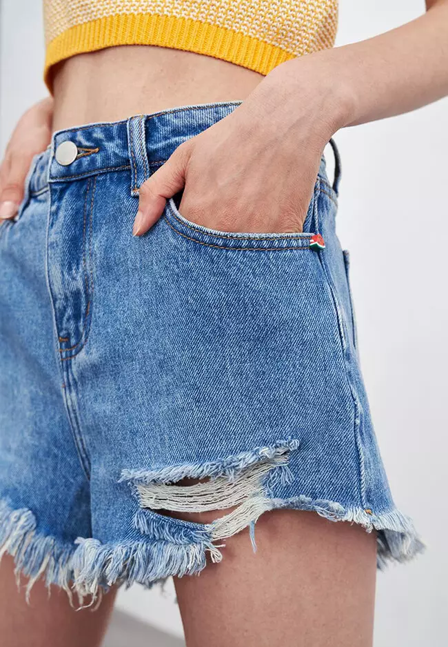 New Arrivals 🦋 🦋 🦋 Treat yourself to a new Slant Pocket Ripped Raw Hem Denim  Shorts available in size 2xl and 3xl @runway.panti