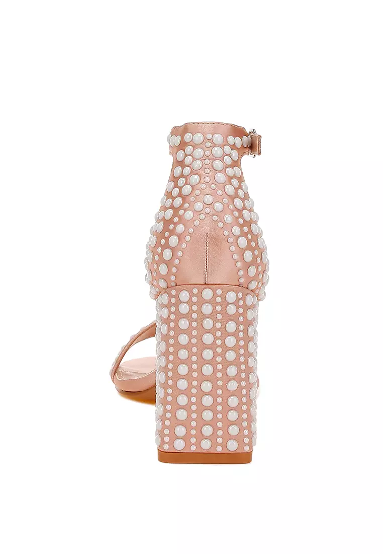 Sandal Satin Berhias Mutiara dalam Warna Rose Gold