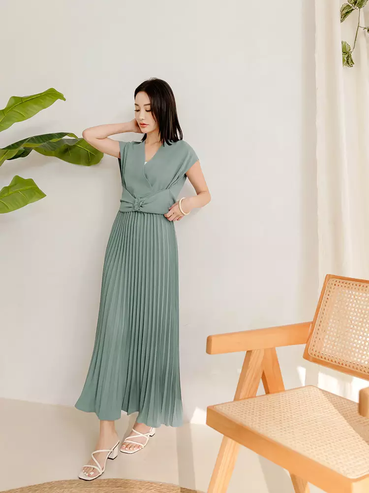 V-Neck Back Tie Waist Pleated Sleeveless Dress [DA10100]