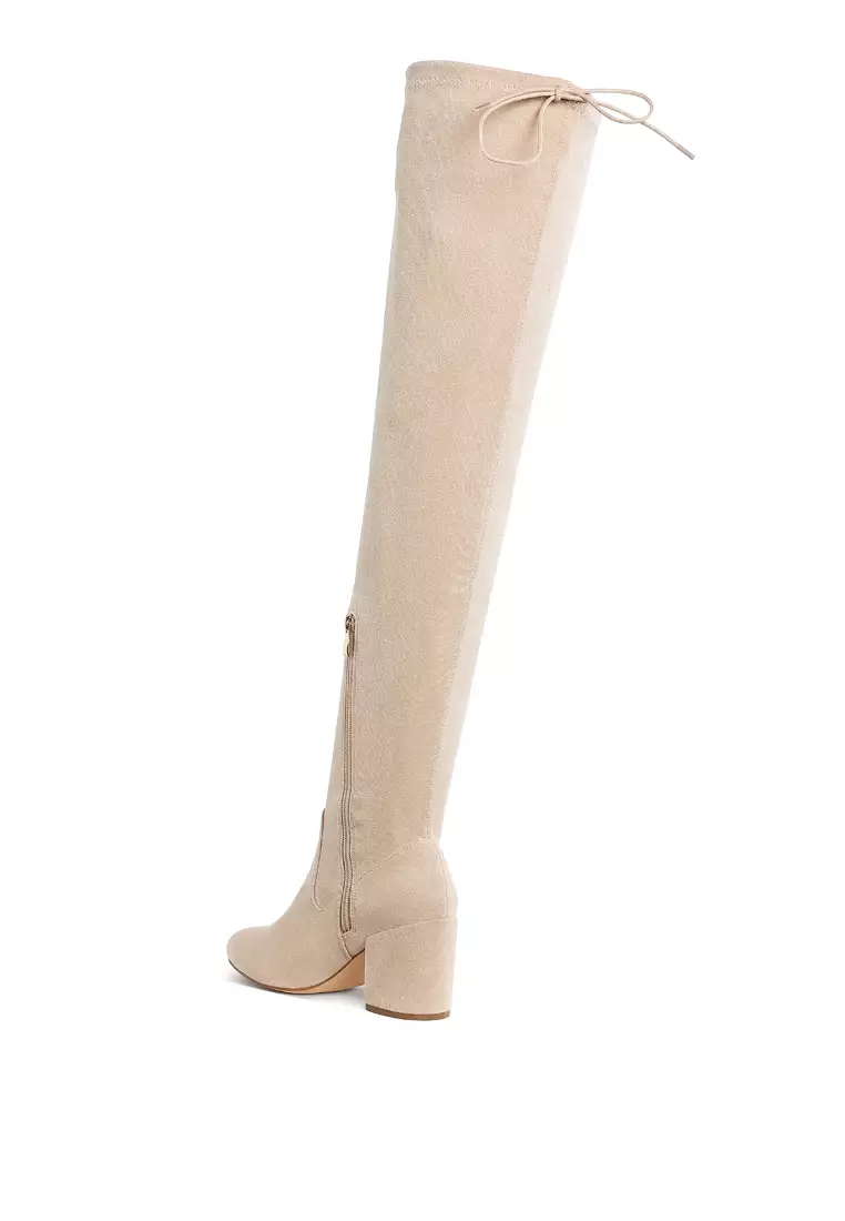 Sepatu Bot Selutut dengan Detail Tali Serut Minimal Warna Beige