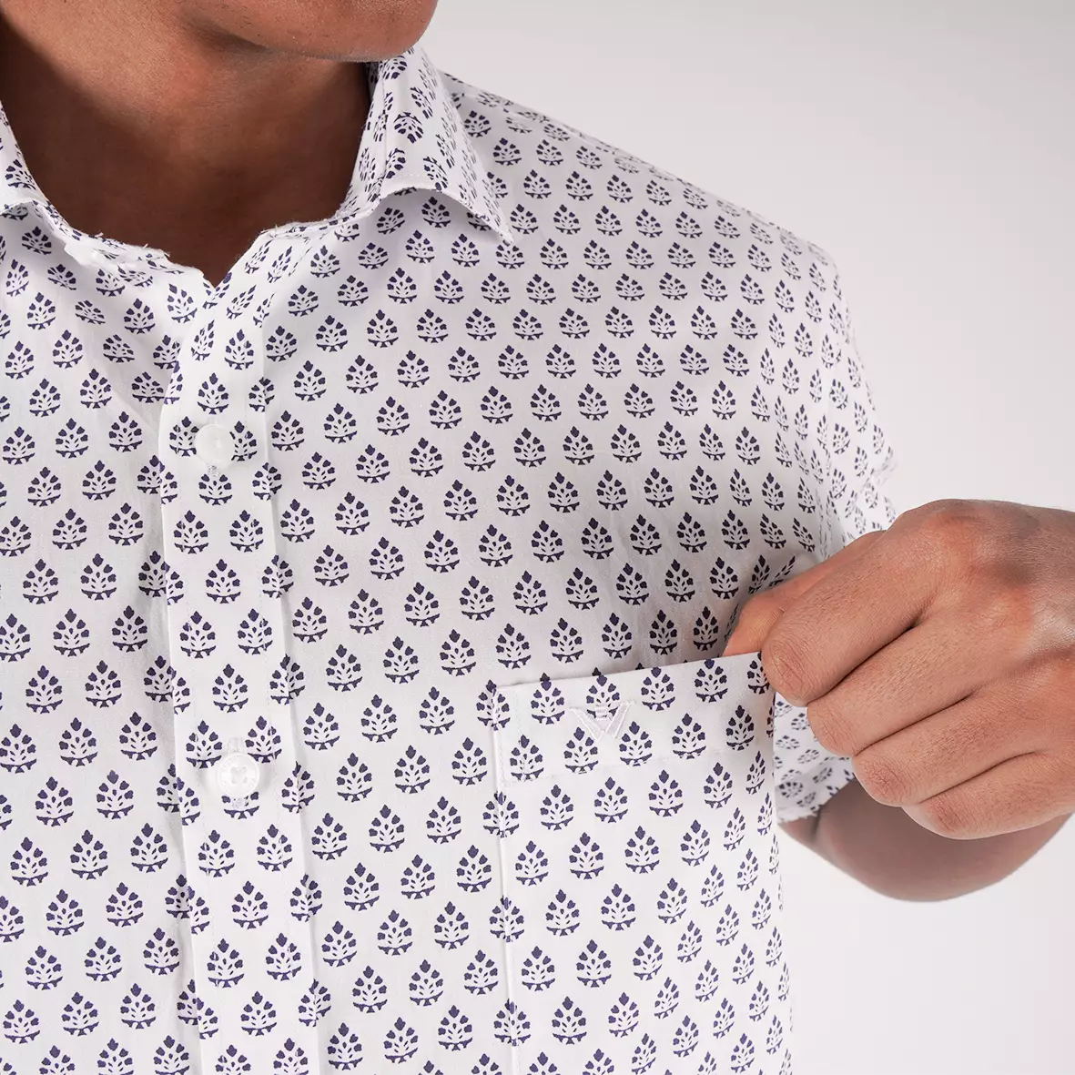 Kemeja Lengan Pendek Ethan White Pineapple Frost Print