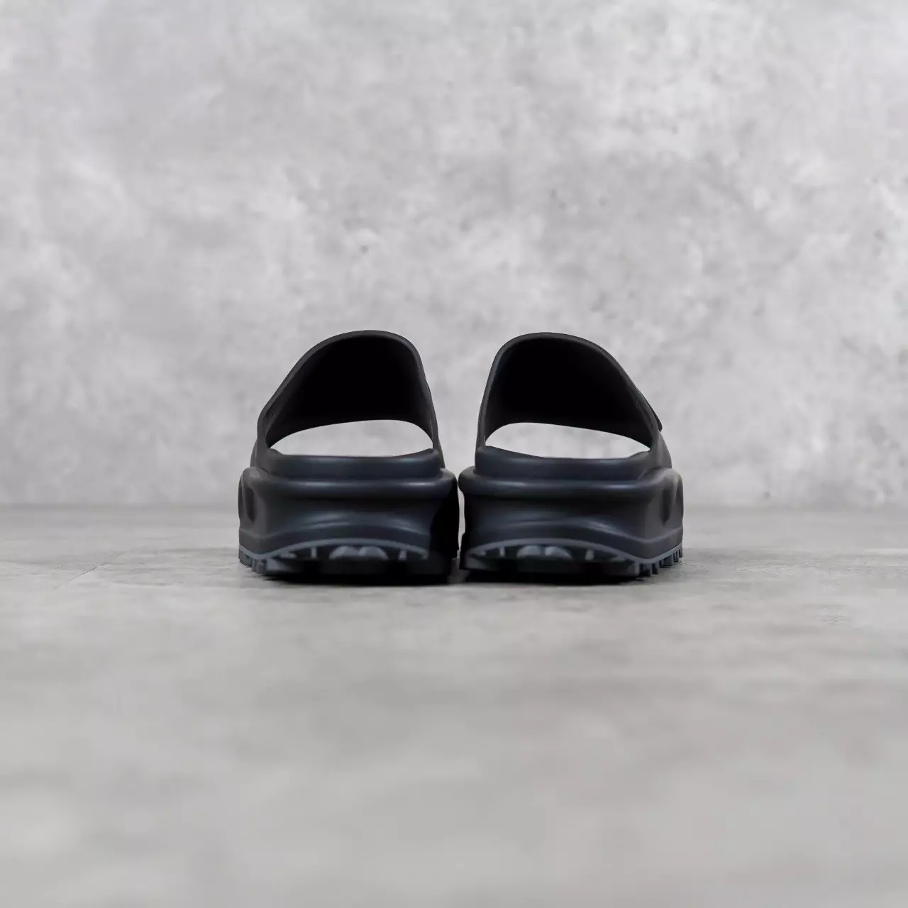 Sandal GUCCI GG INTERLOCKING BLACK RUBBER TRAIL SLIDE 100% ORIGINAL