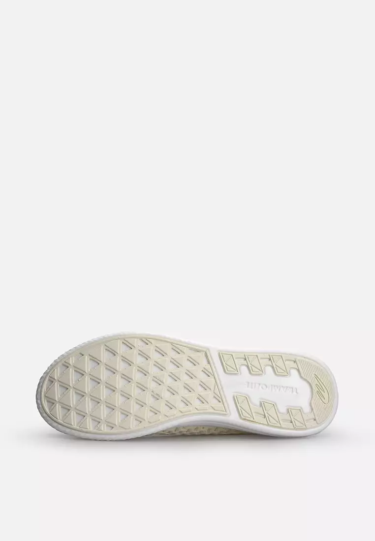 Lacoste caycen store