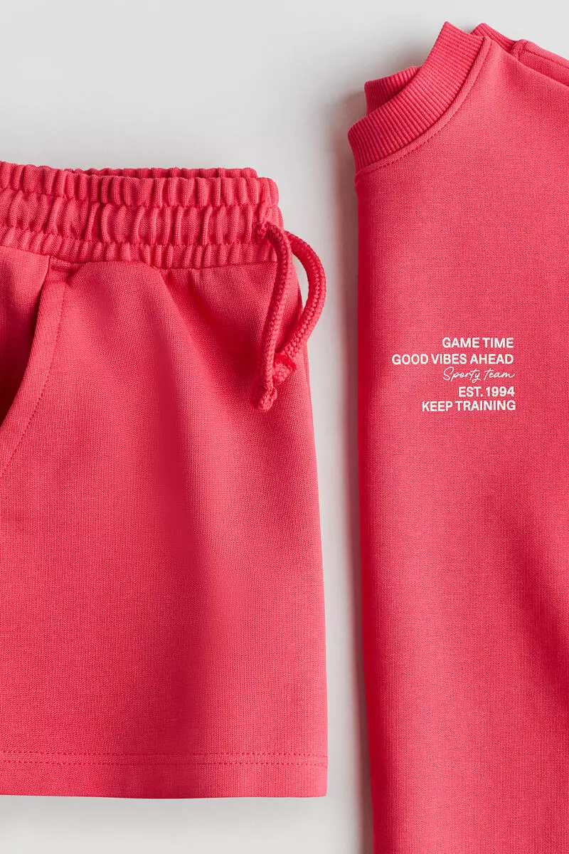 2-piece T-shirt and sweatshorts set