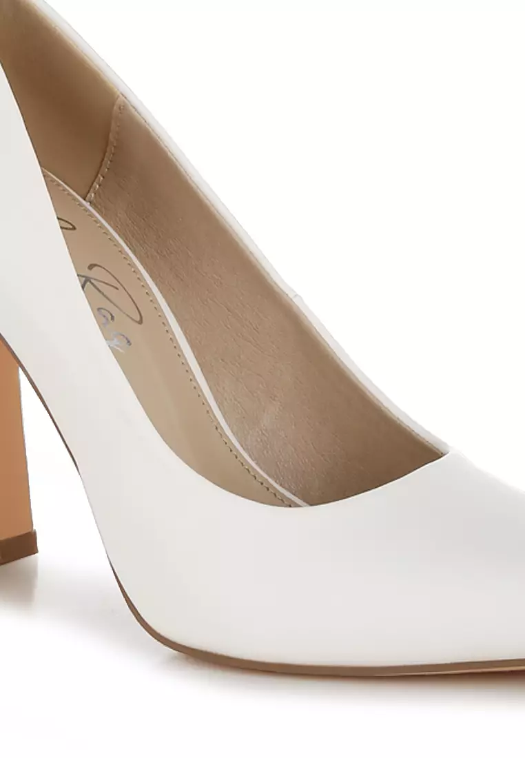 Sepatu Pumps Kulit Imitasi Warna Putih