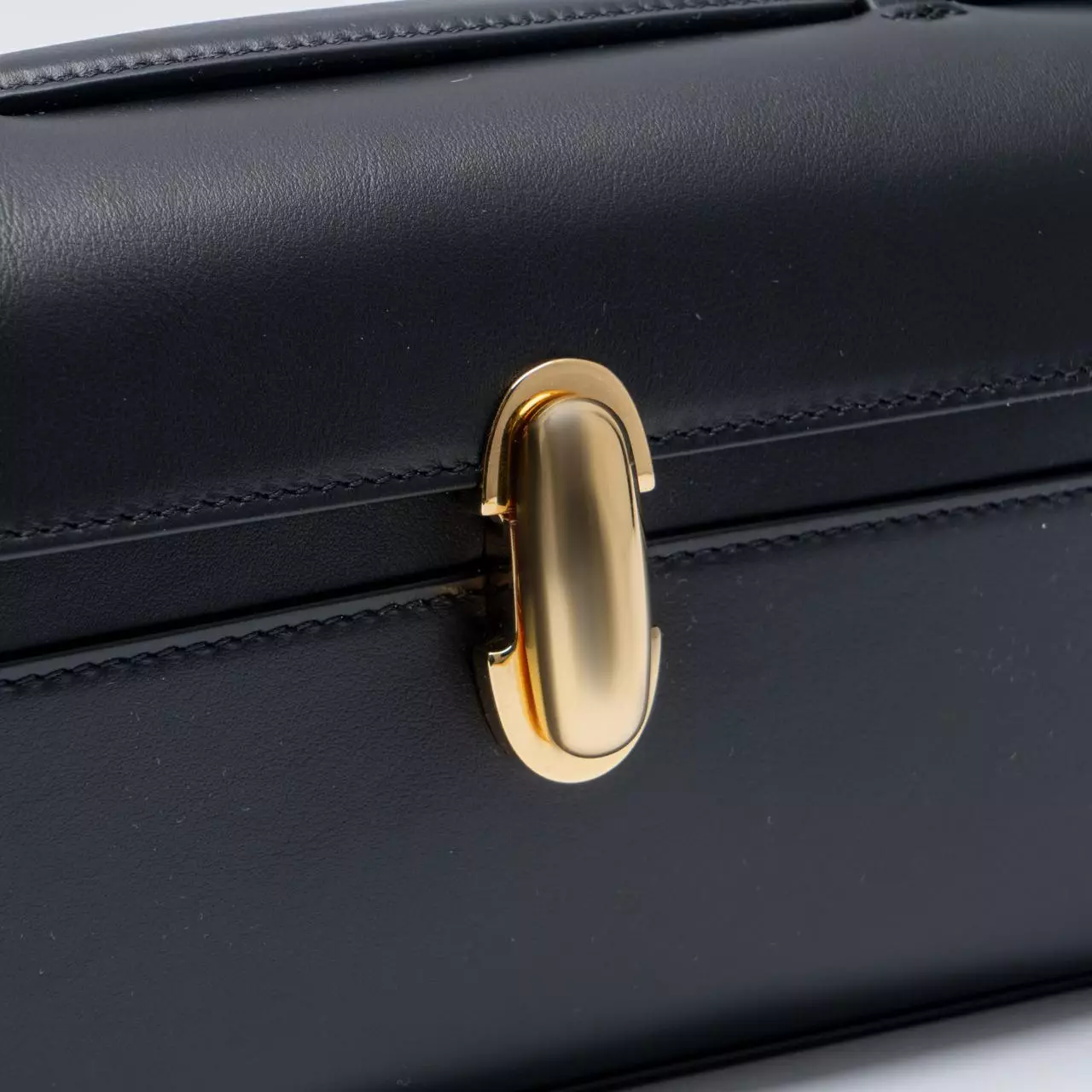 [4.4PRIL KEJUTAN HARGA] Symmetry Pochette Calfskin Leather Black Ghw