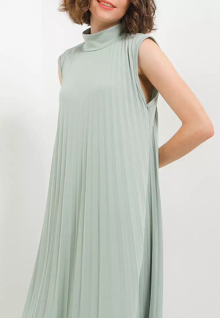 Highcollar Pleated Sleeveless Long Dress