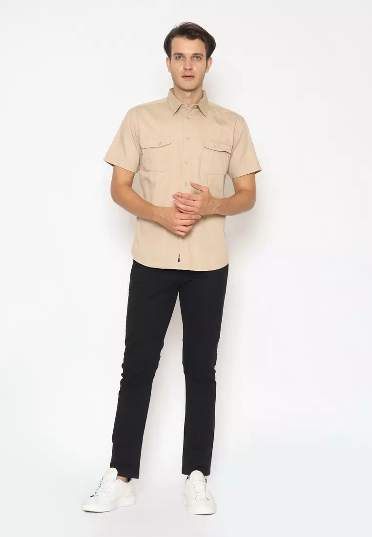 POLICE Kemeja Polos Cotton Twill Kantong Dua Mocca Regular Fit Pria