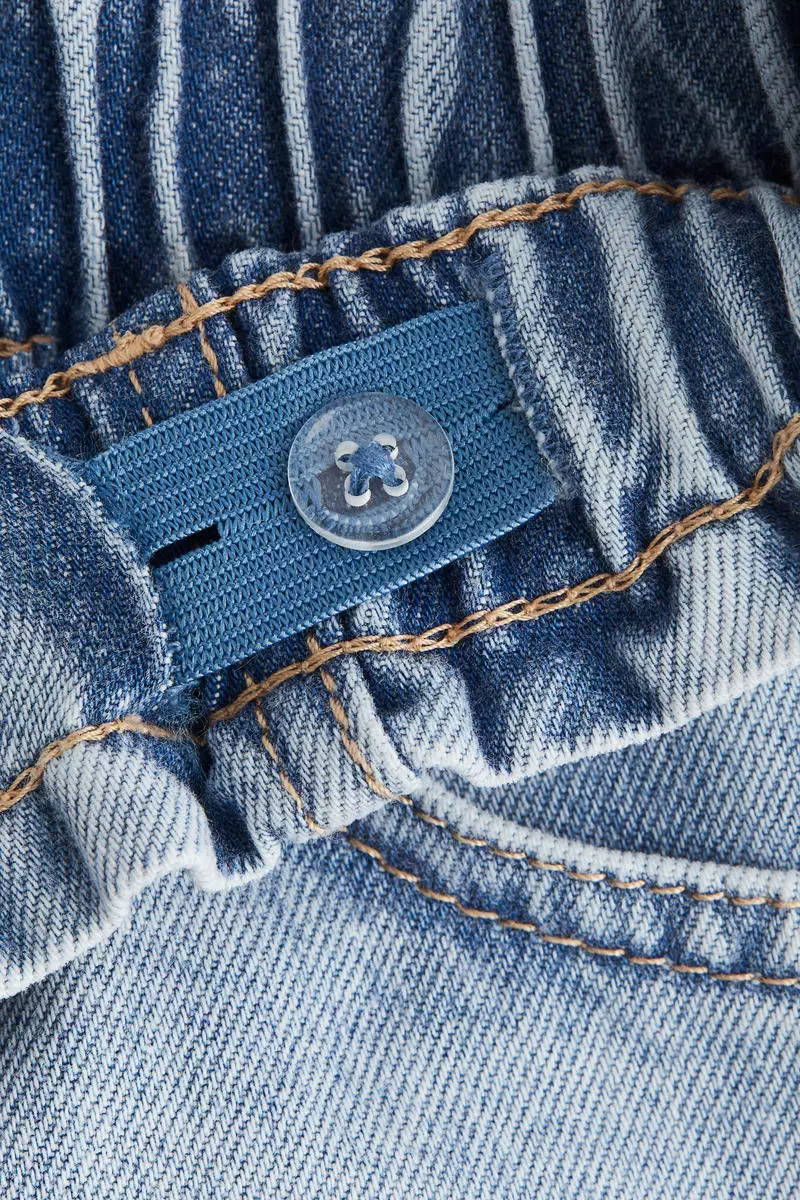 Loose Fit Tapered Jeans
