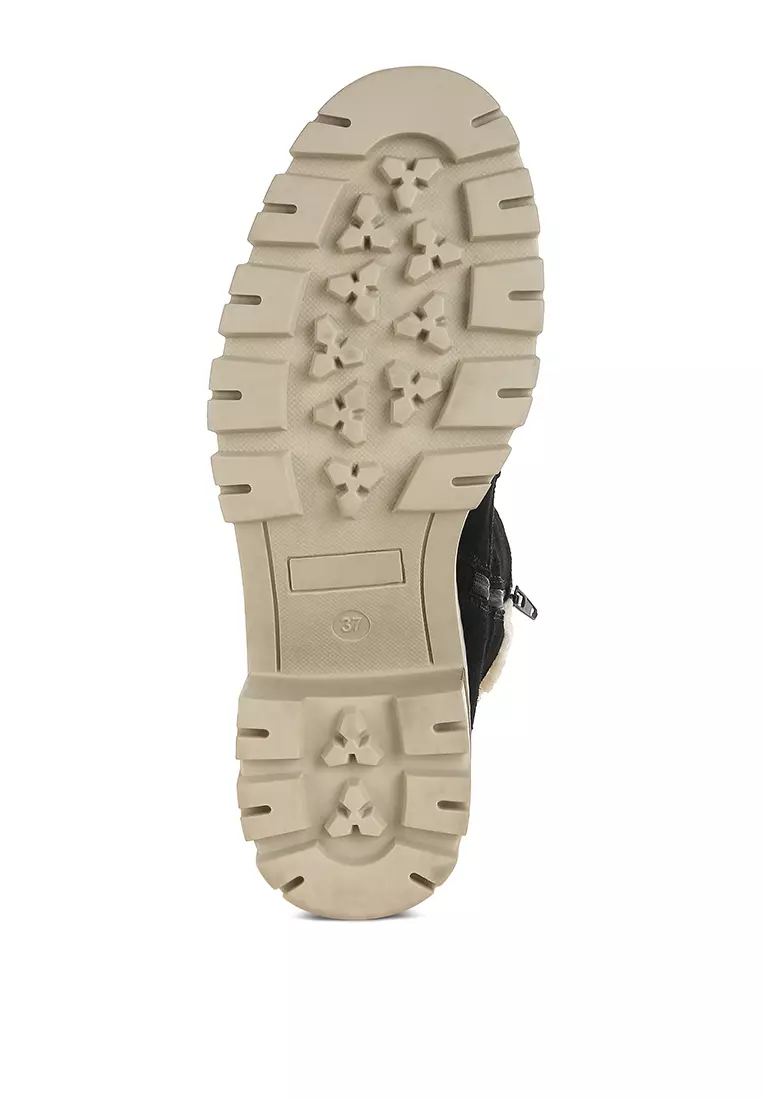 Sepatu bot tebal kerah bulu berwarna hitam