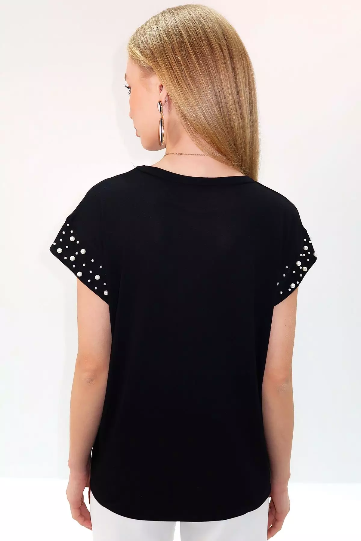 Women's Black Crew Neck Pearl Stringing Sleeveless Sandy Blouse