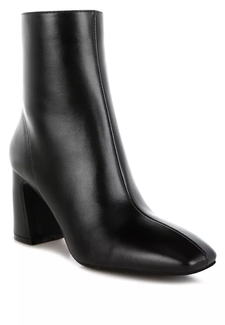 Sepatu bot ujung persegi berwarna hitam