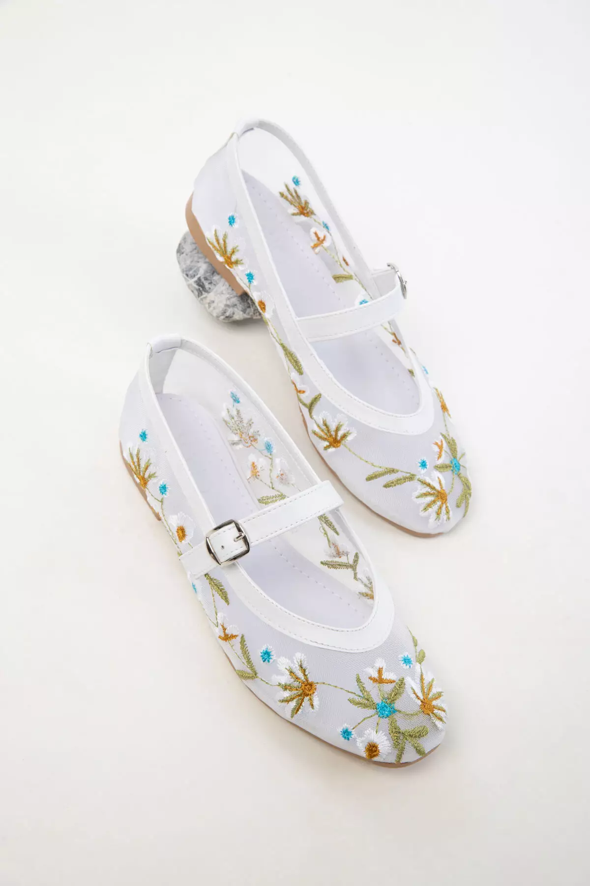 20495 Women's White Ballerinas