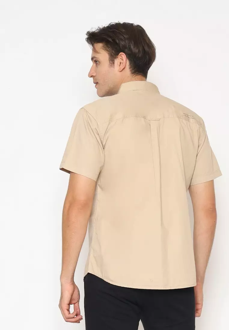 POLICE Kemeja Polos Cotton Twill Kantong Dua Mocca Regular Fit Pria