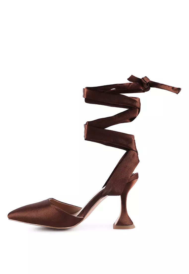 Low heel tie up shoes top