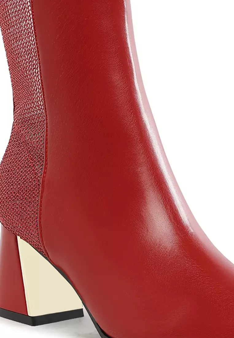Sepatu bot runcing dengan detail jala berwarna merah
