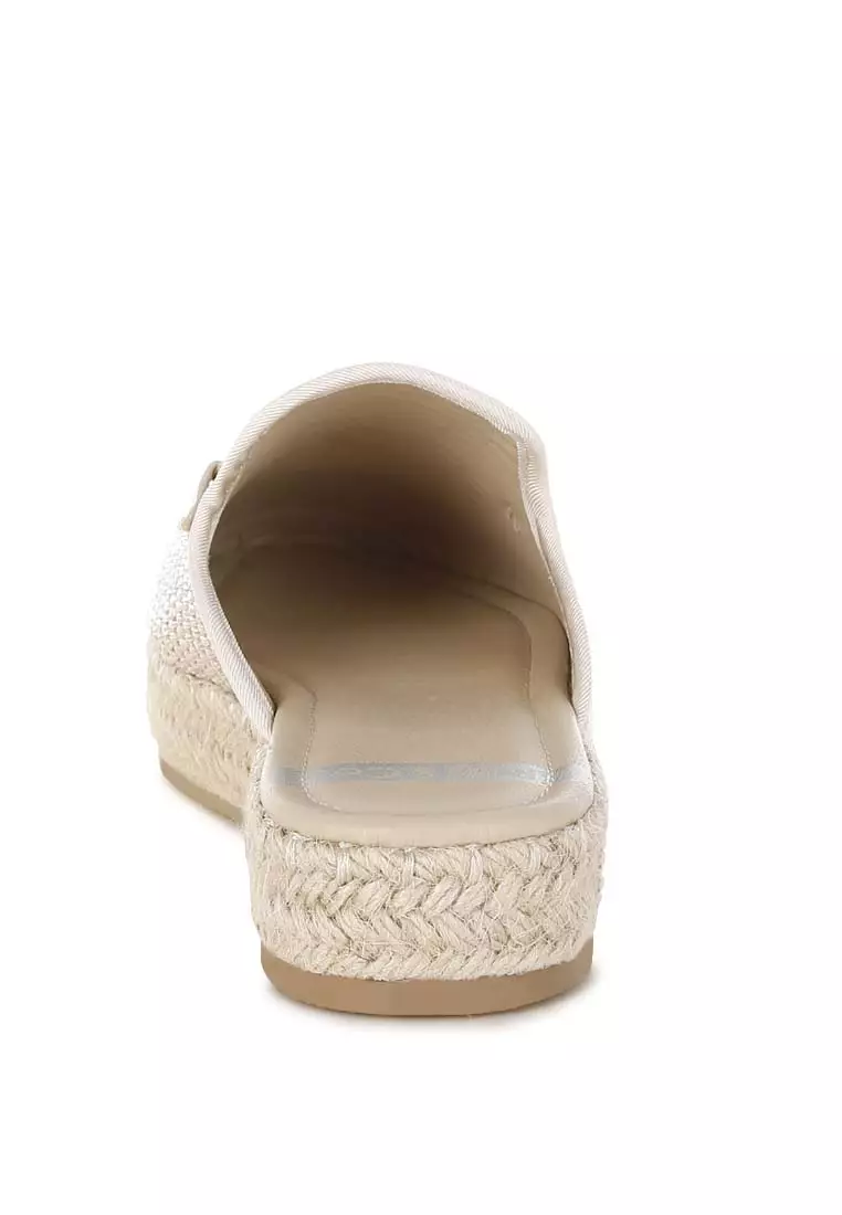 米色馬銜扣裝飾拉菲草穆勒鞋