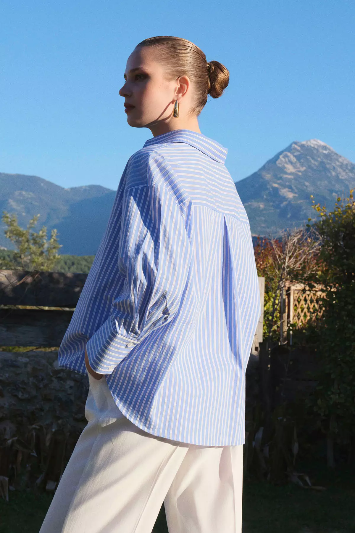 Blue-Beige Striped Half-Buttoned Oversized Woven Blouse Twoss26Bz565