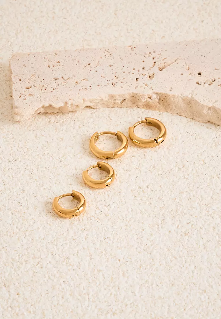 Capri Bold Huggie Earrings in Gold