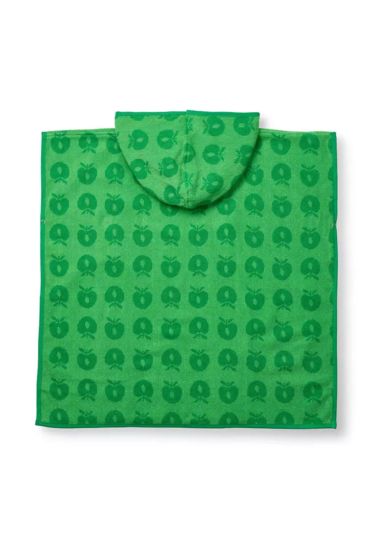 Towel poncho with apples