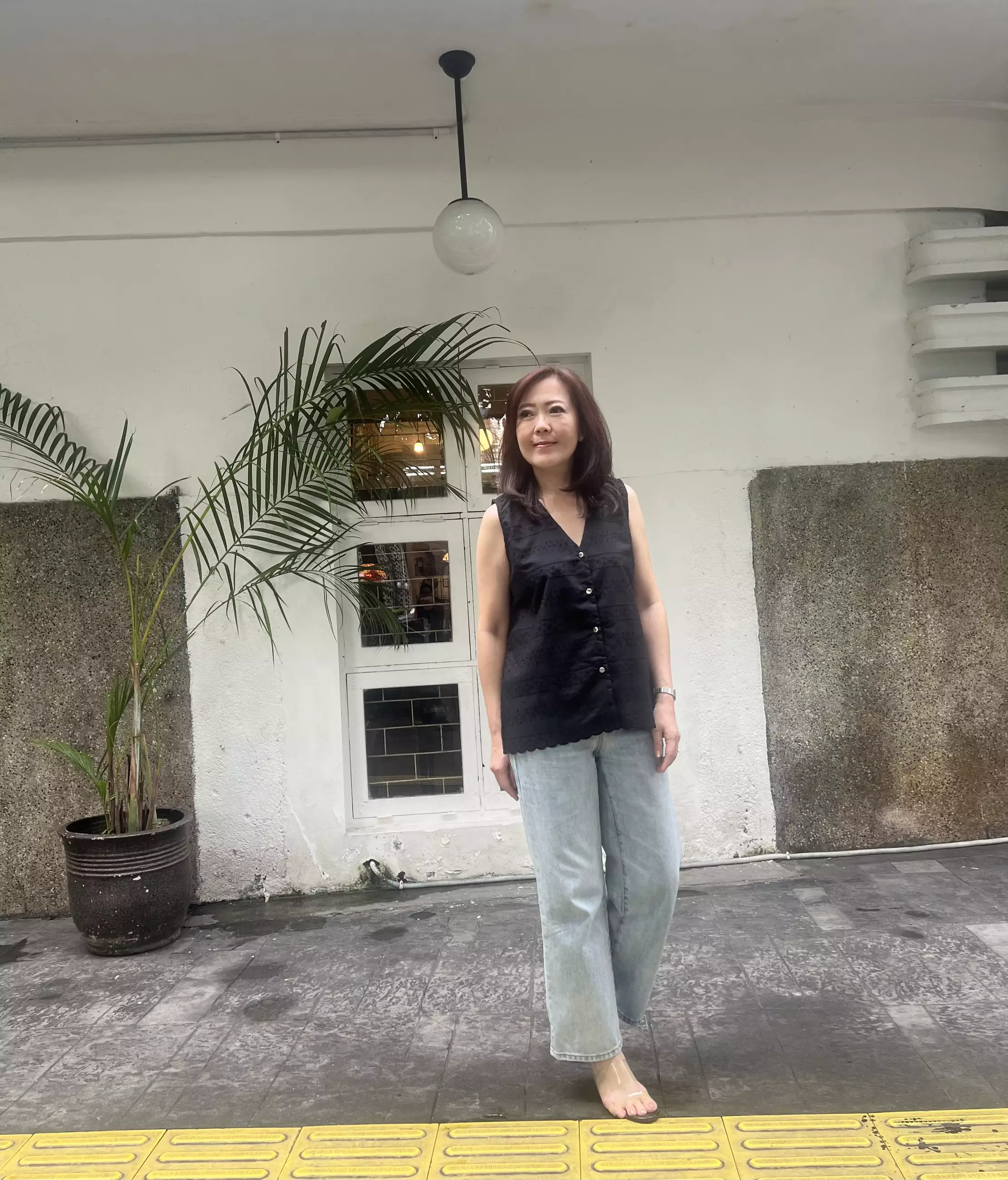 Sleveless Embroidery Cotton Blouse