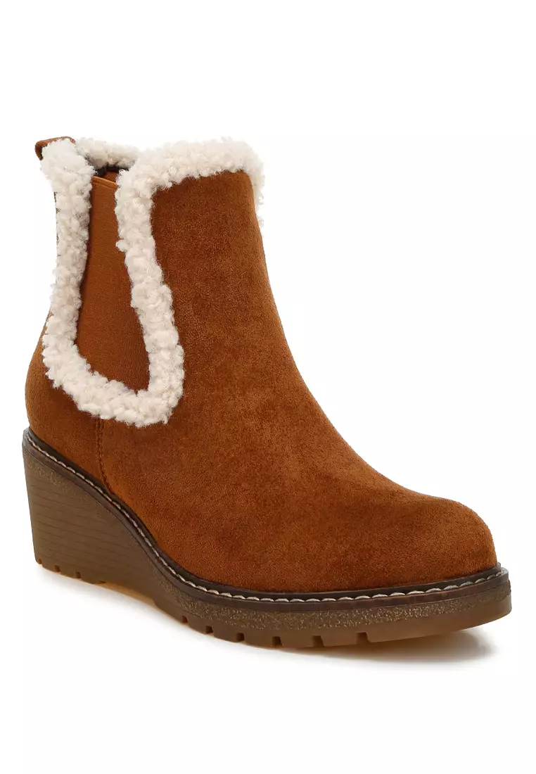 Faux Fur Lined Chelsea Boots in Tan