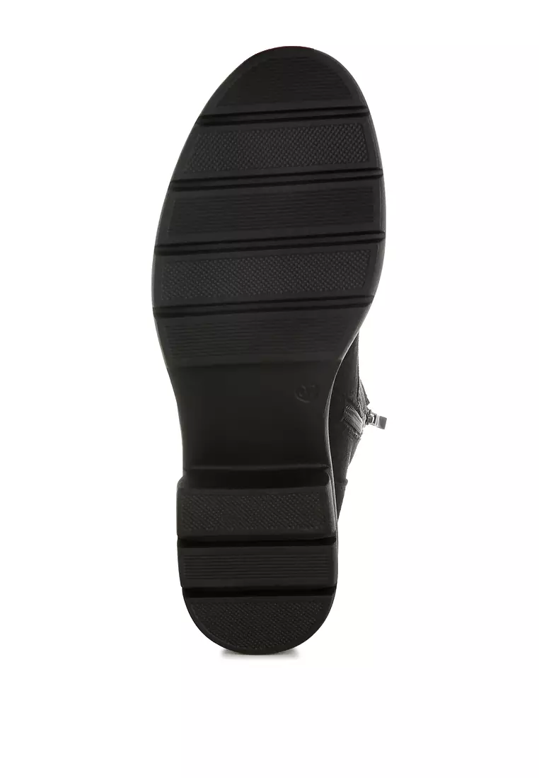 Sepatu bot bertali tinggi berwarna hitam