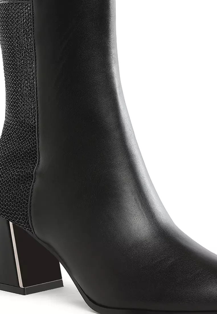 Sepatu bot runcing dengan detail jala berwarna hitam