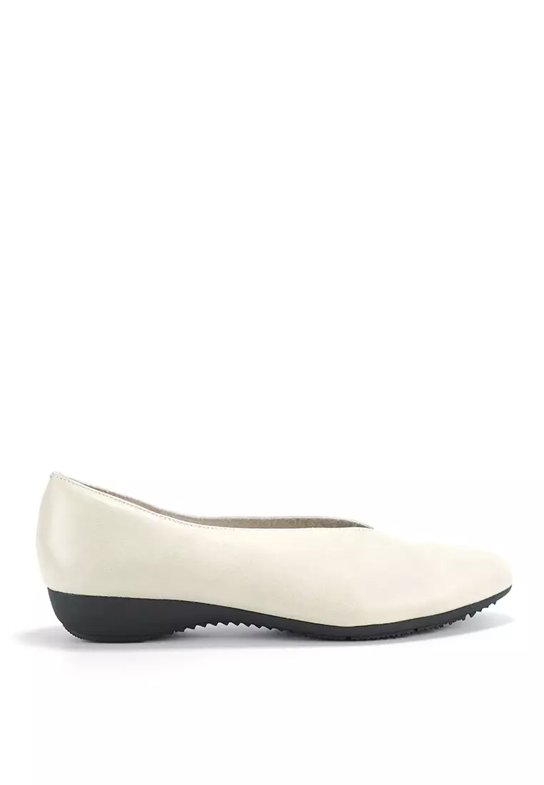 White on sale flat pumps