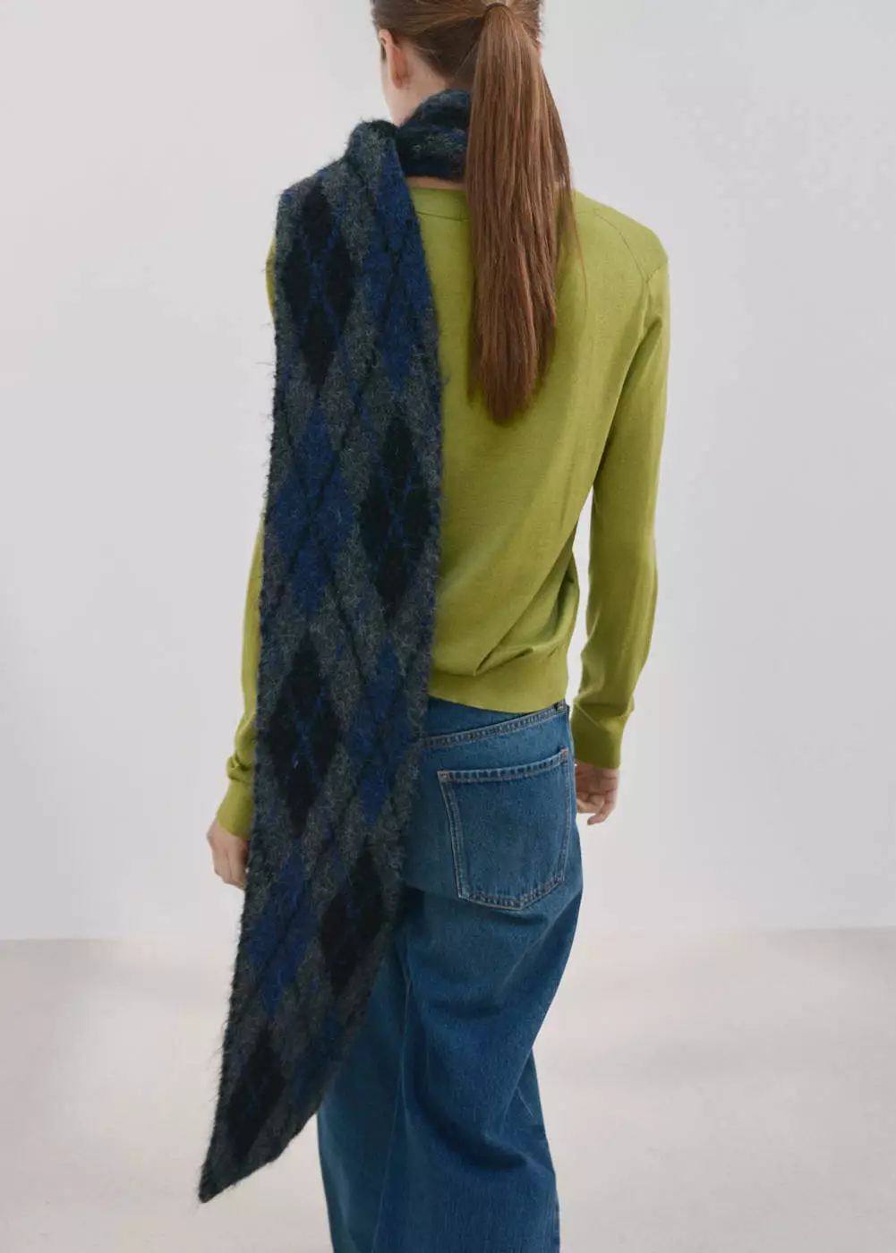 Sweater rajut kerah V