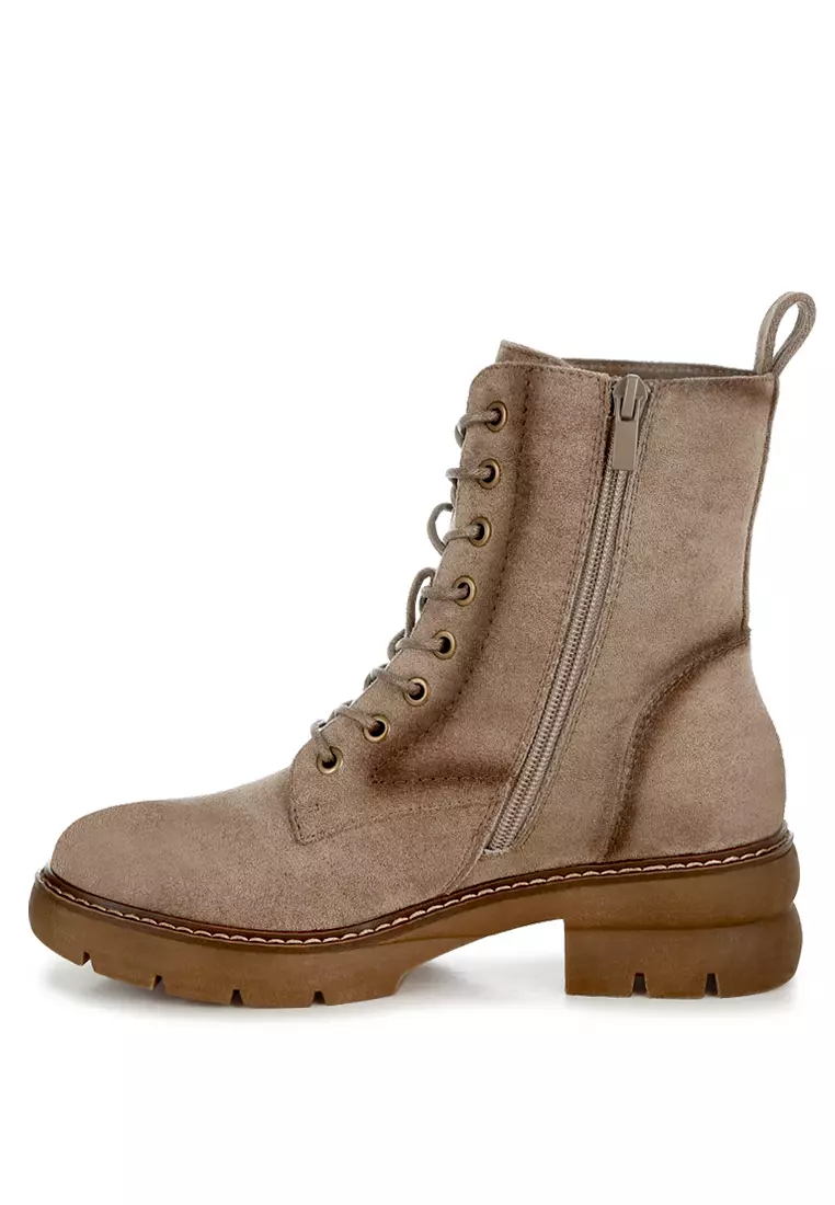 Sepatu bot bertali tinggi dengan pergelangan kaki berwarna kelabu kecokelatan