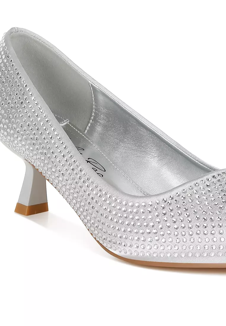 Sepatu hak anak kucing berhiaskan berlian imitasi berwarna perak