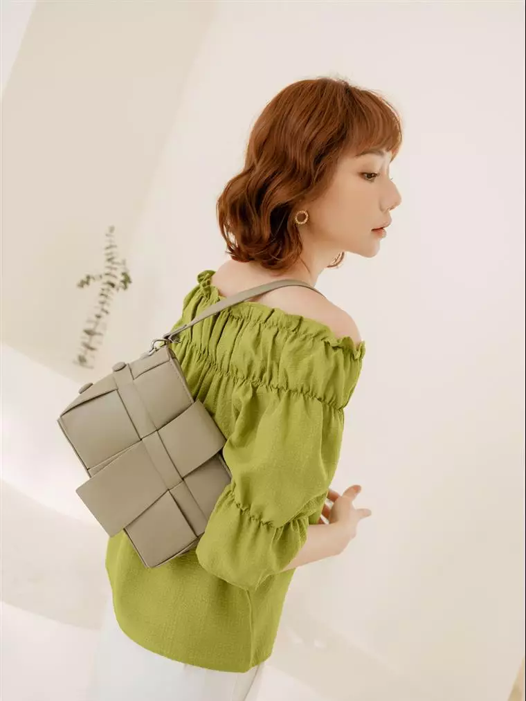Off-shoulder short sleeve top with textured fabric [AB18625]
