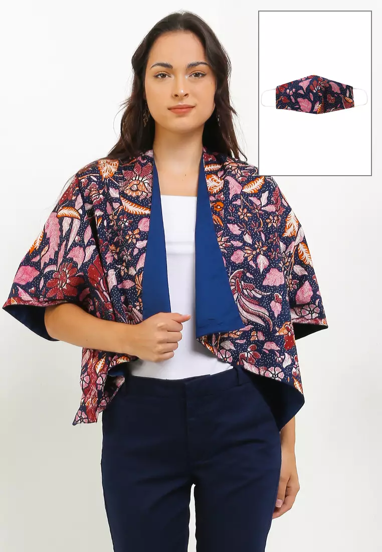 Qiz uxlab yotgan dugonasini yaladi