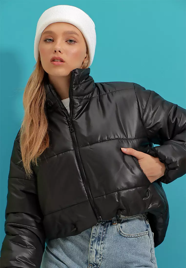 Black padded cropped jacket 2025