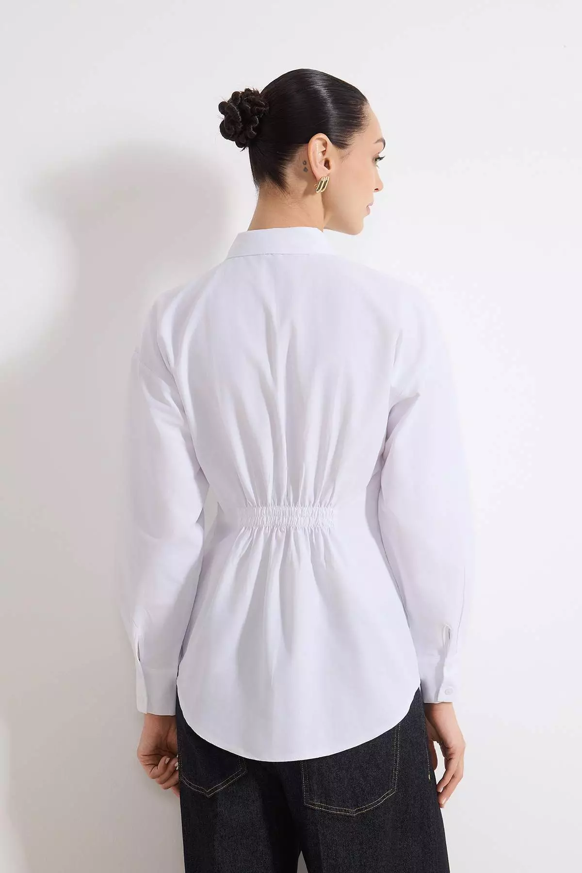 White Cotton Piece Fitted/Fitted At The Waist Cotton Piece Shirt With Double Front Pockets Detail Tctss26Tg00016