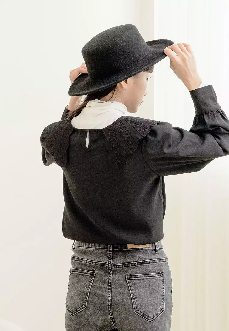 蕾絲雕花領片不易皺拋袖上衣《AB17917》