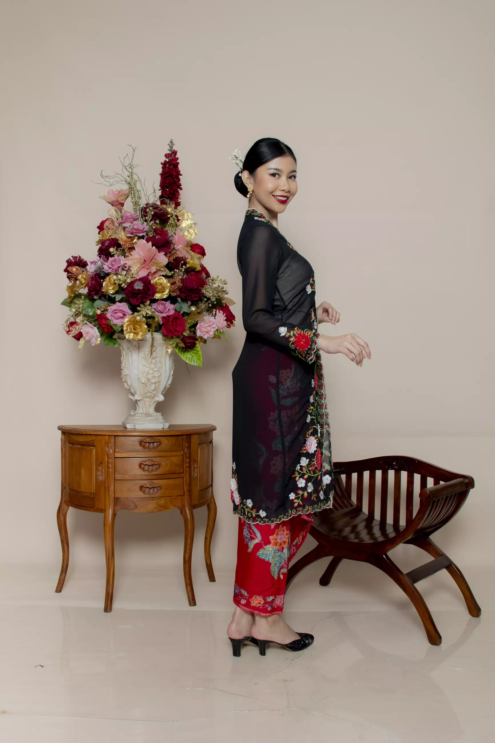 Kebaya Panjang Rose 3 Dimensi dalam warna hitam
