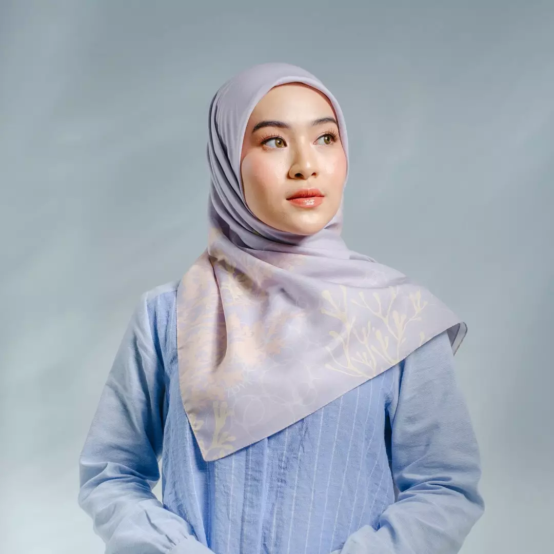 KARIBIA Pale Purple - Kerudung Hijab Segiempat Motif With Pouch Ziplock - Bahan Poly Fine - Ukuran 110x110