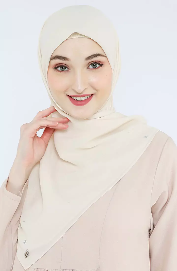 Jual YUCCA MODEST Square Crystal Hijab Polos Kerudung Segi Empat CREAM Yucca Modest Original