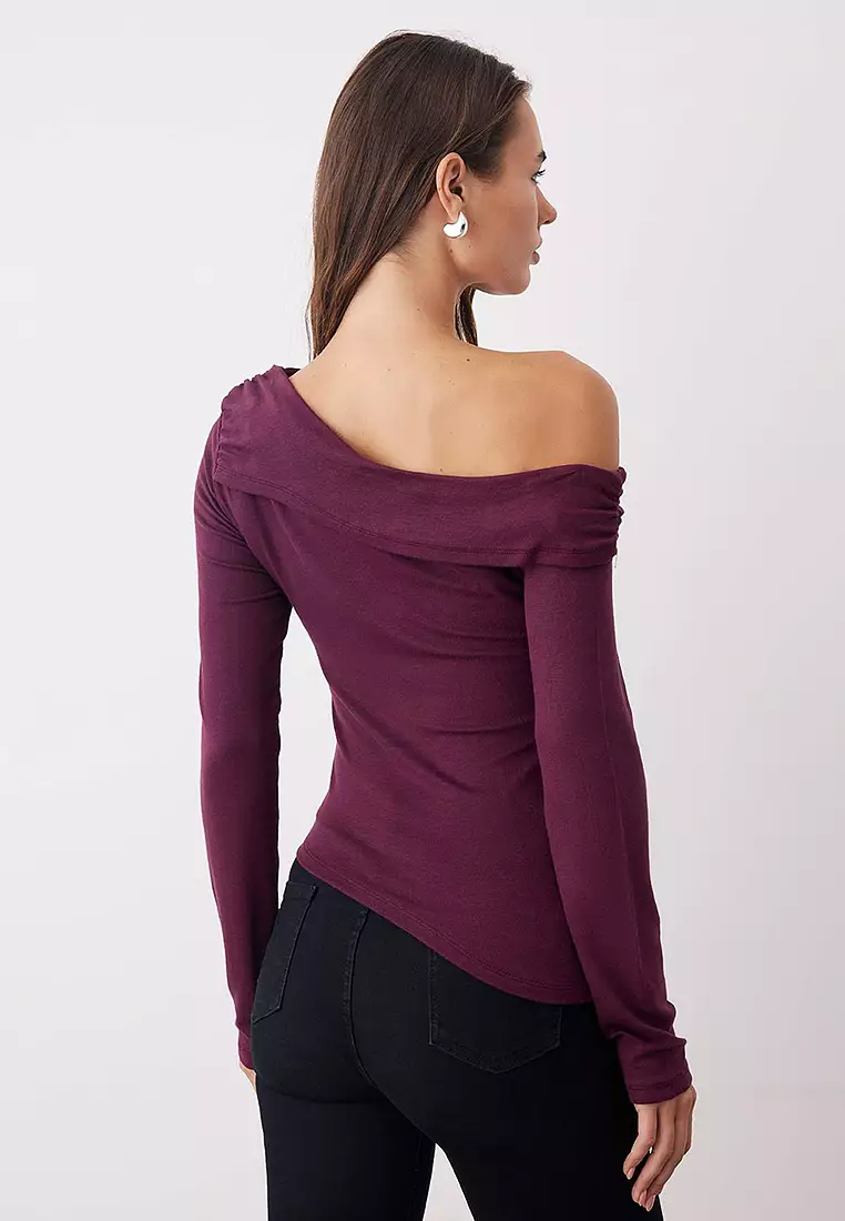 Accessory Detailed Asymmetrical Blouse